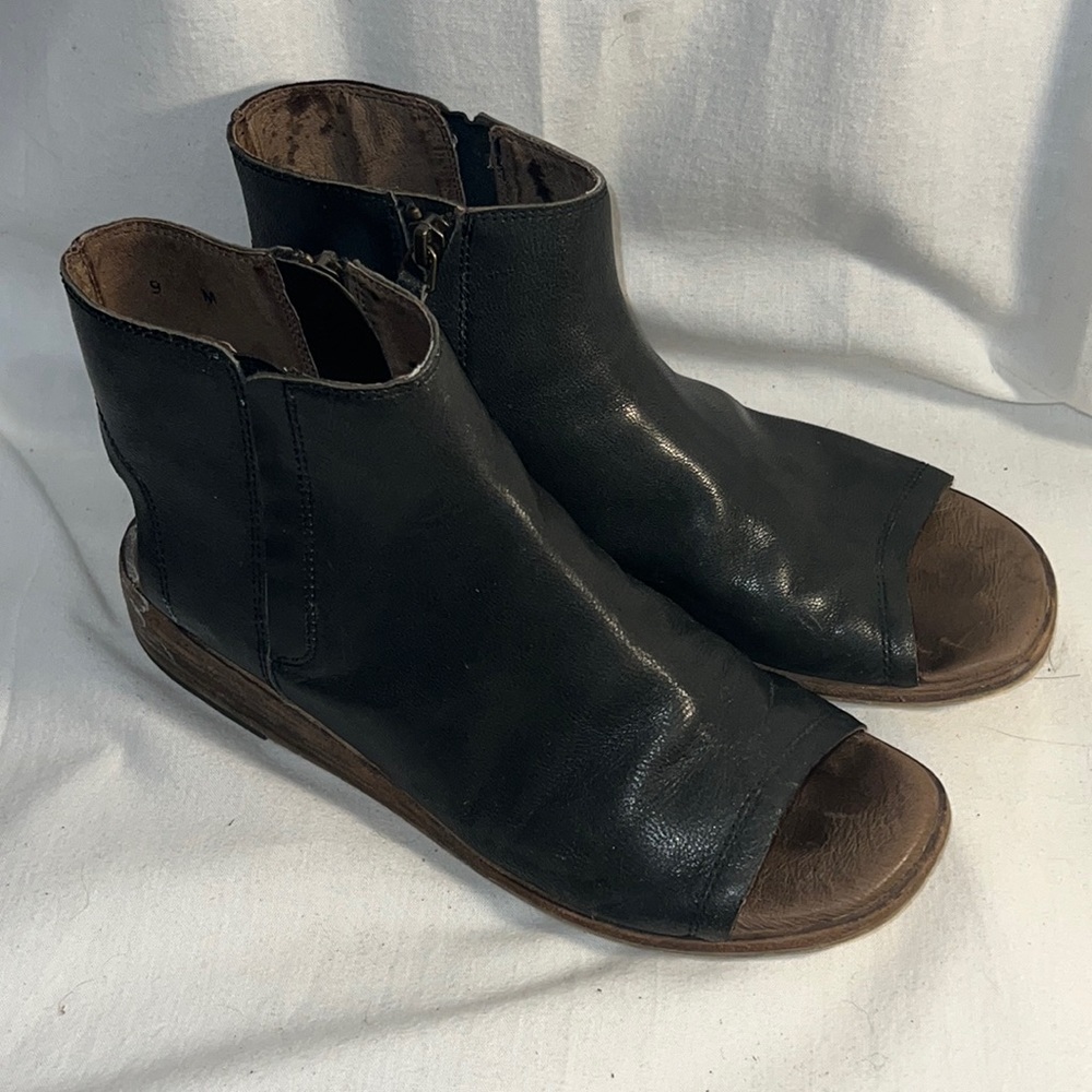 Gee Wawa leather heel-less toe-less booties